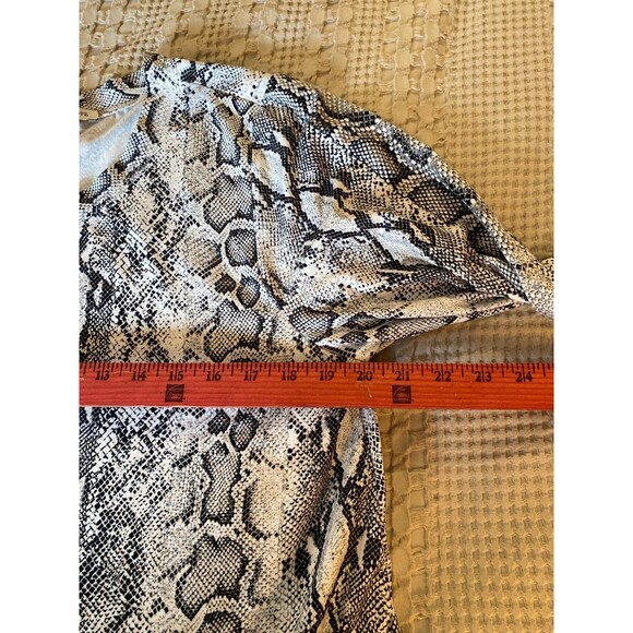 Green Envelope Women’s Blouse Plus Sz 1X Faux Snakeskin Pullover Top Long Sleeve - Picture 11 of 12